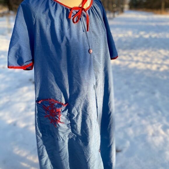 Vintage 60s 70s Robe House Dress Embroidered Tie Neck - Picture 12 of 12